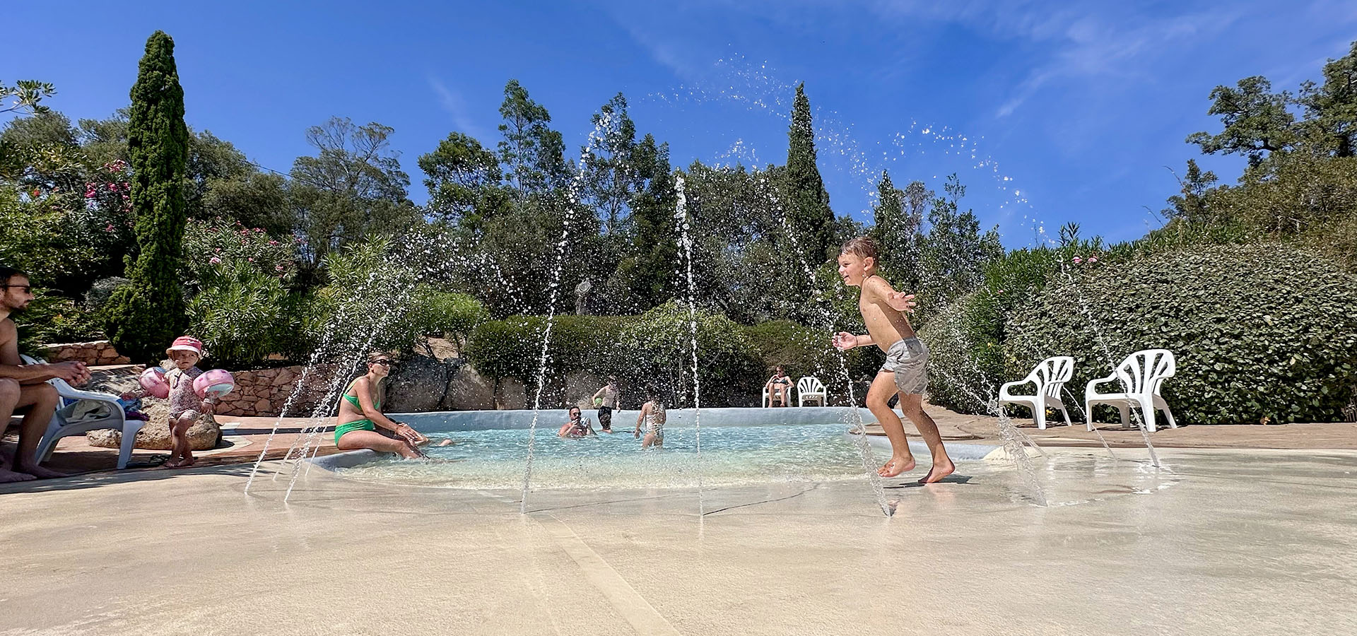 Camping la vetta services piscine enfant joue jets